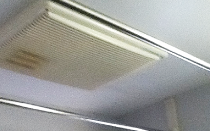 浴室の天井のカビが消え、その後のカビの発生を抑制します